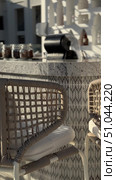 Бар высокий стул у стойки на террасе Rows of wooden stools and counter bar on outdoor terrace. Relaxing seat, mountain viewpoint outside the building.Restaurant bar with chairs lined up waiting for customers for summer parties in Aegean island. Стоковое видео, видеограф Zita Khasanova / Фотобанк Лори