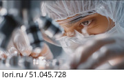 Scientist conducting precise research in a high-tech laboratory setting focused on advanced experimentation. Стоковое AI-видео, аниматор Сергей Толмачёв / Фотобанк Лори