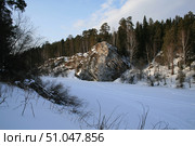 Заснеженная скала на берегу зимней реки. Стоковое фото, фотограф Николай Кузнецов / Фотобанк Лори