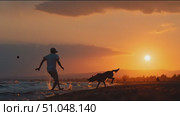 Playing fetch with a dog on the beach at sunset near the water. Стоковое AI-видео, аниматор Сергей Толмачёв / Фотобанк Лори