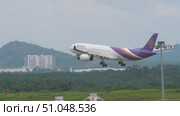 Thai Airways aeroplane landing. Редакционное видео, видеограф Игорь Жоров / Фотобанк Лори