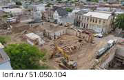 Excavator demolishing building in urban area. Стоковое AI-видео, аниматор Юрий Поздников / Фотобанк Лори