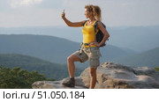 Hiker taking a selfie on mountain top. Стоковое AI-видео, аниматор Юрий Поздников / Фотобанк Лори