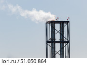 Две хромированные трубы котельной, из одной идёт пар. Трубы заключены в металлический каркас-параллелепипед. Фон — серо-голубое небо. Индустриальный стиль, технологии, Стоковое фото, фотограф Алексей Винников / Фотобанк Лори
