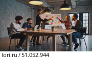Team Collaboration in a Modern Workspace: Engaging Group Discussion with Technology and Visual Aids at a Conference Table. Стоковое AI-видео, аниматор Владимир Федоров / Фотобанк Лори