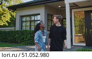 Excited Couple Celebrates Homeownership with Keys in Hand, Enjoying a Beautiful Day Outside Their New Dream House. Стоковое AI-видео, аниматор Владимир Федоров / Фотобанк Лори