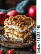 Delicious Apple Crumble Dessert With Layers of Baked Apples and Crumble Topping Served on a Rustic Plate. Стоковое AI-изображение, AI-художник Юлия Гапеенко / Фотобанк Лори