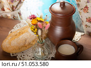 Натюрморт с хлебом, кувшином, молоком и полевыми цветами на столе. Стоковое фото, фотограф Maria Pavlova / Фотобанк Лори