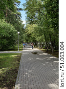 Город Тюмень. Сквер Тенистый. Улица Республики. Редакционное фото, фотограф Александр Тараканов / Фотобанк Лори