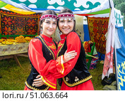 Башкирские девушки в национальных костюмах на фоне юрты на празднике Сабантуй. Редакционное фото, фотограф Андреева Тамара Викторовна / Фотобанк Лори