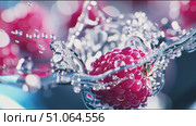 Fresh raspberries glistening with droplets in vibrant close-up on a light background. Стоковое AI-видео, аниматор Сергей Толмачёв / Фотобанк Лори
