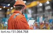 Worker conducts safety inspection in industrial facility during daylight hours. Стоковое AI-видео, аниматор Сергей Толмачёв / Фотобанк Лори