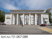 Вид на Дворец культуры имени Юрия Гагарина солнечным майским днем. Каменск-Шахтинский. Редакционное фото, фотограф Виктор Карасев / Фотобанк Лори
