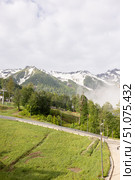 Горный пейзаж с дорогой в Роза Хутор (2024 год). Редакционное фото, фотограф Наталья Угрюмова / Фотобанк Лори