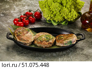 Roasted tuna medallion with broccoli. Стоковое фото, фотограф Андрей Старостин / Фотобанк Лори