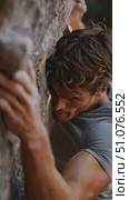 Climber tackling a challenging rock face in natural surroundings during late afternoon light. Стоковое AI-видео, аниматор Сергей Толмачёв / Фотобанк Лори