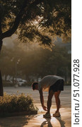 Runner recovers after workout in park during golden hour in warm light. Стоковое AI-видео, аниматор Сергей Толмачёв / Фотобанк Лори