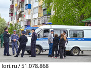 Город Заводоуковск. Празднование Дня Победы. Полицейское оцепление. Редакционное фото, фотограф Александр Тараканов / Фотобанк Лори