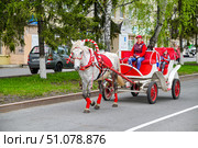 Прокат на лошади с каретой. Улица Первомайская. Праздник 9 мая. Город Заводоуковск. Редакционное фото, фотограф Александр Тараканов / Фотобанк Лори