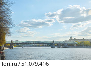 Moscow, Russia - May 07, 2021: Andreevsky Bridge across the Moscow River. Редакционное фото, фотограф Наталия Кирсанова / Фотобанк Лори