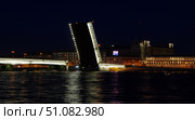 Разведённый пролет Литейного моста. Река Нева, город Санкт-Петербург (2021 год). Редакционное фото, фотограф Алексей Иванов / Фотобанк Лори