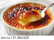 Creme brulee. dessert with caramel crust. Elegant Gourmet Dessert with Caramelized Sugar Crust. French vanilla cream. Eating Creme Brulee with Spoon. Cracking caramel. Delicious Sweet. Catalan cream. Стоковое AI-изображение, AI-художник Марина Демидюк / Фотобанк Лори