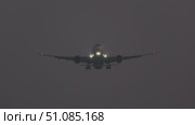 Passenger plane landing at night. Стоковое видео, видеограф Михаил Коханчиков / Фотобанк Лори