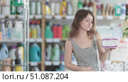 Girl experiences abdominal pain while buying feminine pads in supermarket. Стоковое видео, видеограф Яков Филимонов / Фотобанк Лори