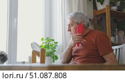 Senior Man shaving his face. Old male shaves beard and mustache with shaver. Elderly gray haired man looking at the mirror, applies shaving cream foam and using razor. Skin hygiene. Daily body care. Стоковое видео, видеограф Марина Демидюк / Фотобанк Лори