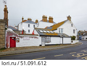 The Square with cozy white houses in Marazion. Cornwall. England. Great Britain (2009 год). Редакционное фото, фотограф Сергей Пристяжнюк (Serg Zastavkin) / Фотобанк Лори