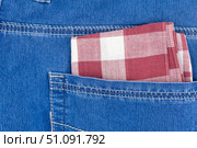 Хлопчатобумажный носовой платок в кармане новых синих джинсов. Cotton handkerchief in new blue jeans pocket. Стоковое фото, фотограф Татьяна Д / Фотобанк Лори