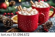 Enjoy Hot Chocolate With Marshmallows and Spices, Ideal for Cozy Winter Gatherings and Festivities. Стоковое AI-изображение, AI-художник Юлия Гапеенко / Фотобанк Лори