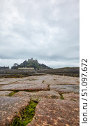 A causeway of granite setts to St Michael's Mount island. Cornwall. England. GB. Low angle shot from ground level. (2009 год). Стоковое фото, фотограф Сергей Пристяжнюк (Serg Zastavkin) / Фотобанк Лори