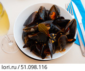 Mejillon a la marinera, traditional spanish cuisine, clams in shells. Стоковое фото, фотограф Яков Филимонов / Фотобанк Лори
