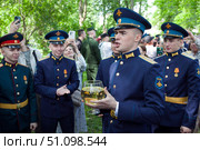 Неформальная традиция выпускников одного из военных училищ. После получения офицерских погон - пьют шампанское из огромного бокала и докладывают о месте дальнейшей службы. Редакционное фото, фотограф Сергей Афанасьев / Фотобанк Лори