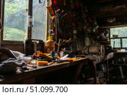 Инструменты, раскиданные по гаражу. Стоковое фото, фотограф Денис Кривошеев / Фотобанк Лори