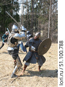 Историческая реконструкция. Бой на мечах на поле (2006 год). Редакционное фото, фотограф Ирина Терентьева / Фотобанк Лори