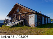 Амбар для хранения гребных судов, 1841 год. Объект культурного наследия федерального значения № 291810004552006. Архангельская область,  Приморский район, пос. Соловецкий, ул. Приморская, д. 4, корп.1. Стоковое фото, фотограф Александр Селезнев / Фотобанк Лори