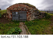 Погреб мясной валунный, 1832 год.  Памятник архитектуры регионального значения № 2910192007. Архангельская область, Соловецкий район, поселок Соловецкий, улица Сивко, строение 6 корпус 1. Стоковое фото, фотограф Александр Селезнев / Фотобанк Лори