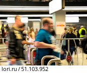A busy subway escalator in the passage between stations with. High traffic. Russia. Moscow. 17.08.25. Редакционное фото, фотограф Ярославский Максим / Фотобанк Лори