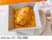 Canned cod with beans served on platter. Стоковое фото, фотограф Яков Филимонов / Фотобанк Лори