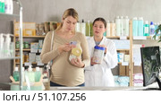 caring pharmacist recommending other option for newborns. Стоковое видео, видеограф Яков Филимонов / Фотобанк Лори