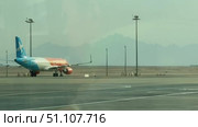 Hurghada, Egypt, August 10 2025. Passenger planes of the Russian airlines Egyptians are waiting for passengers to load at the airport of Hurghada. Air lane landing Hurghada. International airport (2015 год). Редакционное видео, видеограф Zita Khasanova / Фотобанк Лори