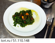 Catalan Spinach served in white plate. Стоковое фото, фотограф Яков Филимонов / Фотобанк Лори