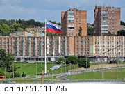 Флаг России на въезде в город. Калуга. Редакционное фото, фотограф Лариса Вишневская / Фотобанк Лори