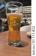 Cold Beer in Glass on Wooden Table in Cozy Bar Setting. Стоковое видео, видеограф Ольга Губская / Фотобанк Лори