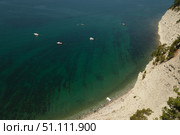 Скальный берег и прозрачная бирюзовая вода Черного моря с катерами и отдыхающими на пляже Голубая Бездна. Стоковое фото, фотограф Николай Васильев / Фотобанк Лори