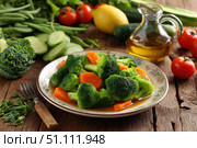 Large bowl of freshly steamed mixed fresh vegetables. Vibrant dish of Steaming Vegetables on old wooden table. Broccoli, carrots, green beans, and snow peas. Healthy cooking. Vegetable garden produce. Стоковое AI-изображение, AI-художник Марина Демидюк / Фотобанк Лори