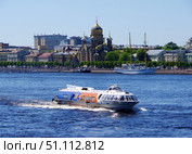 Судно на подводных крыльях "Метеор-158" в водоизмещающем режиме, река Большая Нева, Санкт-Петербург (2021 год). Редакционное фото, фотограф Алексей Иванов / Фотобанк Лори