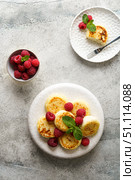 cottage cheese pancakes with raspberries and mint. Стоковое фото, фотограф Julia Lavleis / Фотобанк Лори